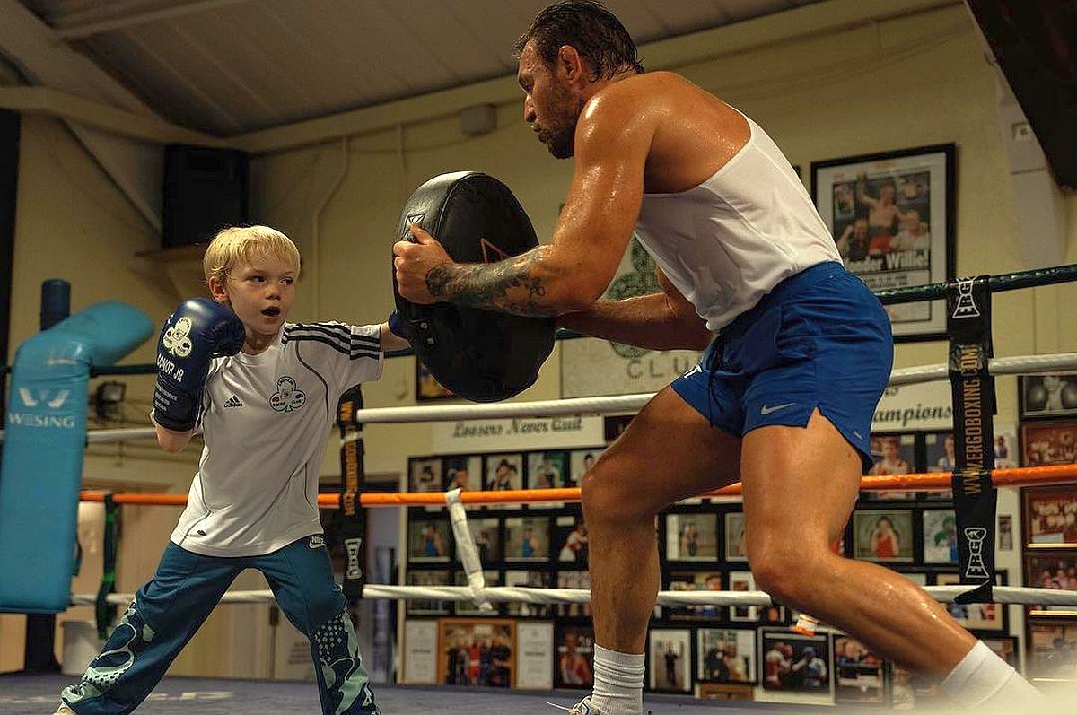 Copiii lui Conor McGregor îi calcă pe urme: „Fiul meu dădea pumni înainte să poată sta în picioare”