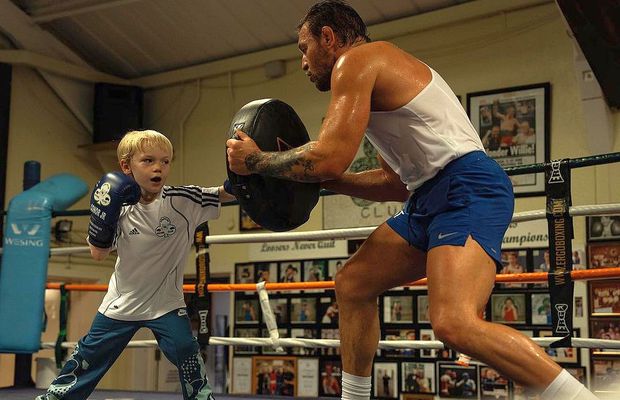 Copiii lui Conor McGregor îi calcă pe urme: „Fiul meu dădea pumni înainte să poată sta în picioare”