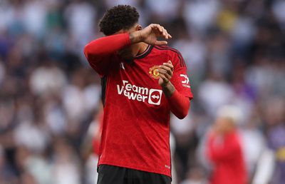 Cazul fotbalistului de 85 de milioane de euro » Exilat de Ten Hag, nu are voie să dea ochii cu colegii, se antrenează singur și trebuie să încuie ușa la vestiar