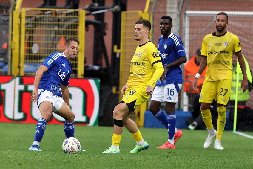 Dennis Man, în acțiune în Como - Parma 1-1 // foto: Imago Images