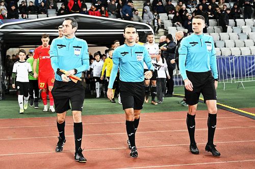 Ovidiu Hațegan, central în imagine, a fost delegat în camera VAR la Dinamo - FCSB // foto: Imago Images