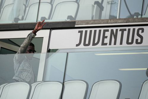 Paul Pogba i-a salutat pe tifosii torinezi acum două săptămâni, la remiza cu Cagliari (1-1), de pe Allianz Stadium / Foto: Imago