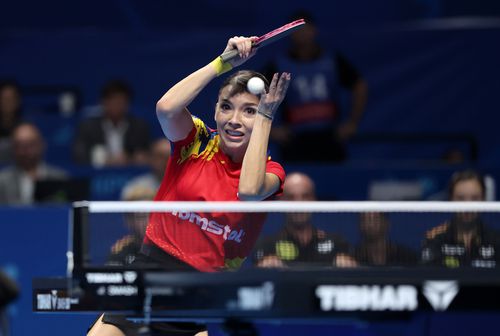 Bernadette Szocs încercând să trimită o minge peste fileu  FOTO ETTU