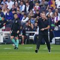 Arbitrul Gil Manzano îi arată lui Hansi Flick primul cartonaș galben / Foto: Imago