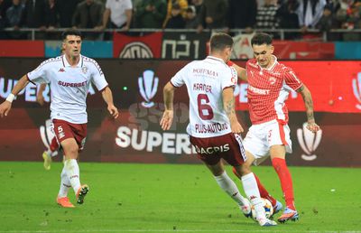 Probleme la Rapid! Fundașul central a ieșit la pauză după o accidentare