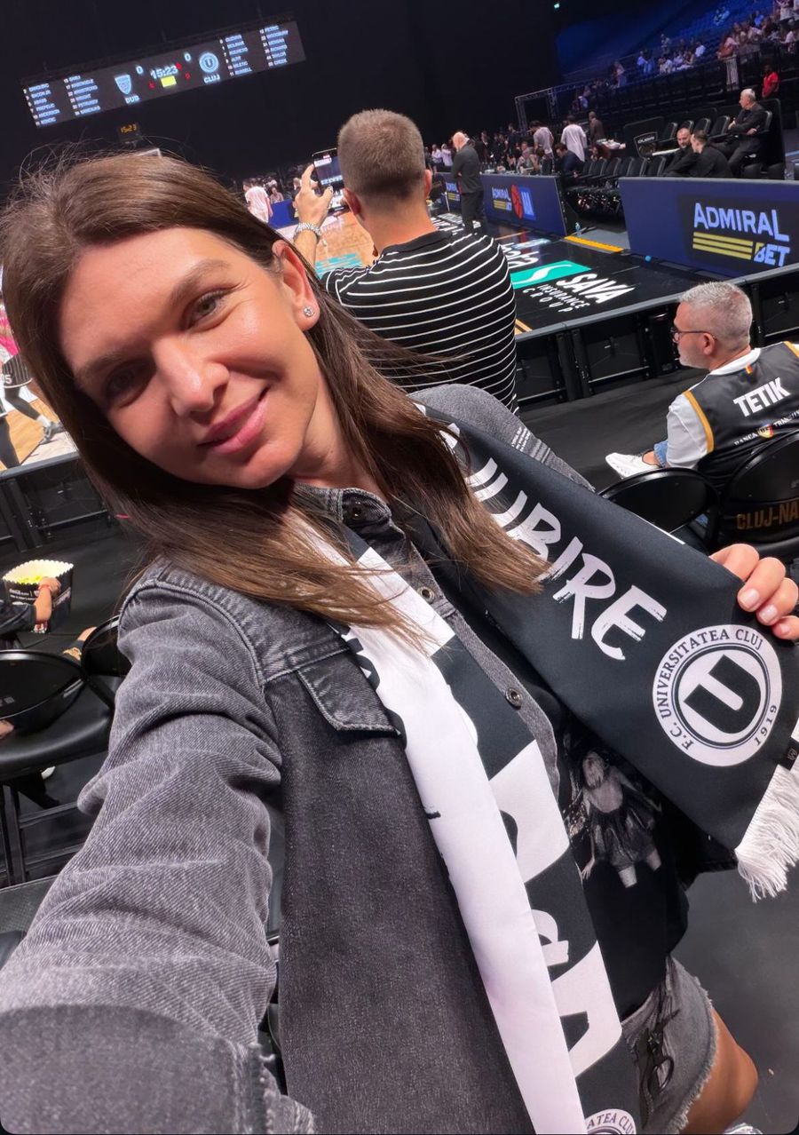 Simona Halep, cu eșarfa lui „U” la gât/Foto: Instagram (Simona Halep) Sub privirile Simonei Halep, U-BT Cluj-Napoca a avut o evoluție încurajatoare în Dubai, pe terenul unei echipe de Euroligă
