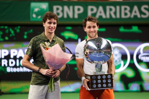 Ugo Humbert (stânga) și Casper Ruud cu trofeele de la Stockholm Foto: Imago Images