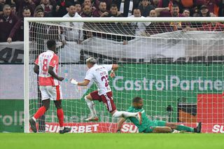 Dinamo nu o bate pe Rapid de 10 ani! Giuleștenii și-au anesteziat rivala cu două goluri dintr-un singur șut pe poartă!