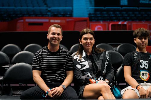 Simona Halep, alături de Patrick Ciorcilă, în tribunele Coca-Cola Arena, la meciul lui U-BT Cluj-Napoca împotriva lui Dubai Basketball/Foto: U-BT Cluj-Napoca