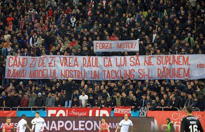 Momentul trecut cu vederea la Dinamo - Rapid » Omagiu emoționant pentru Cornel Dinu, în plină luptă cu depresia: „Când zi de zi vrea răul ca lui să ne supunem...”