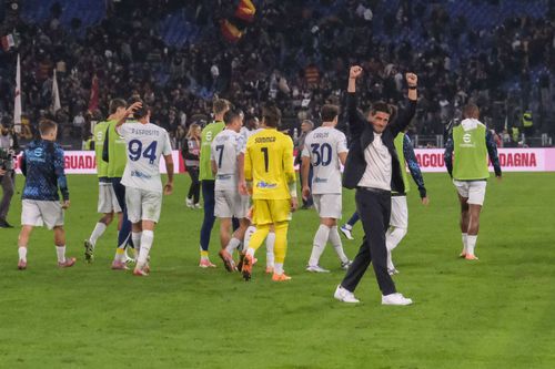 Cristi Chivu, alături de jucătorii Interului, cu brațele ridicate / Foto: Imago