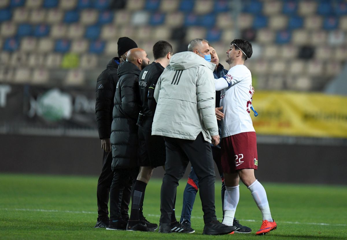 Emil Săndoi s-a dezlănțuit după greșeala imensă de arbitraj: „Mi-e rușine să intru în vestiar! Ce să le zic? Îmi vine să o iau singur pe drum, spre București, spre Iași”