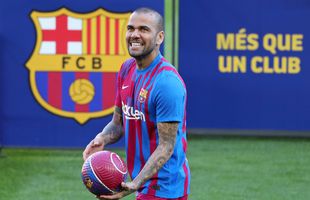 Dani Alves are un salariu la Barcelona mai mic decât ia Keșeru la FCSB!