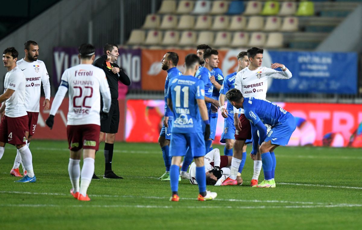 Fotbaliștii Chindiei au răbufnit după greșeala de arbitraj care i-a costat victoria cu Rapid: „Arbitrați corect! Nu e normal așa ceva”