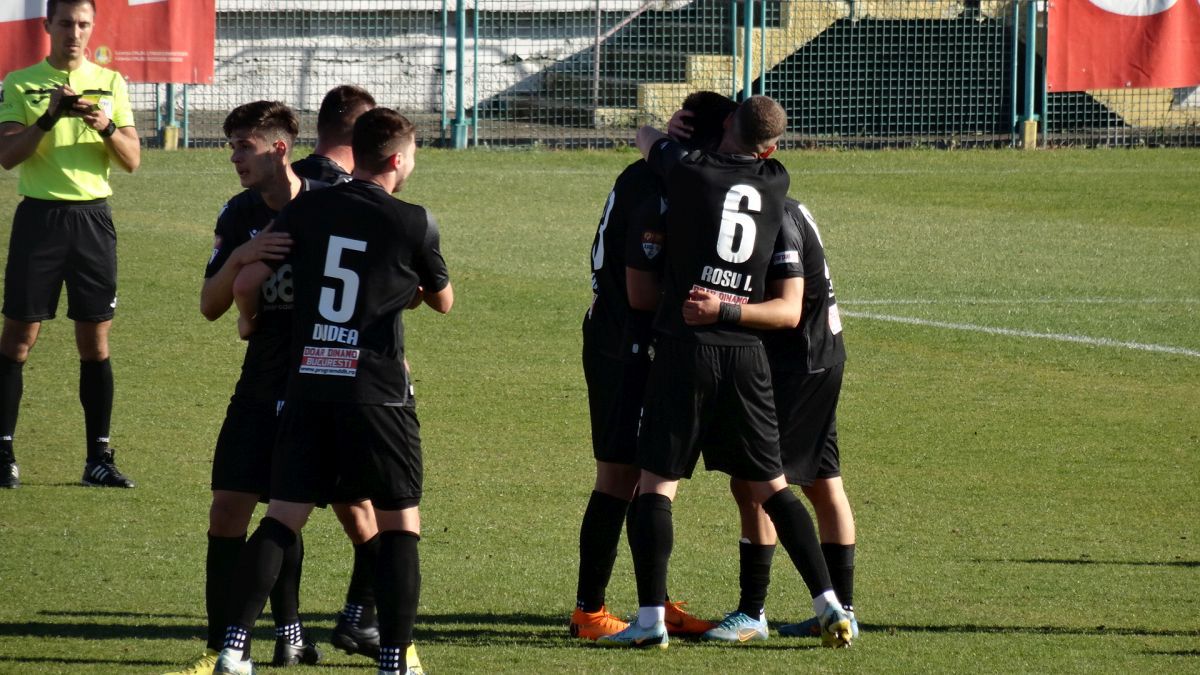 7 informații de la FC Buzău - Dinamo 2-2 » Burcă a dialogat cu un suporter: „Cu FCSB, tată, nu cu Steaua!”, ce a pățit decarul „câinilor” + Mihalcea, nemulțumit de atitudine