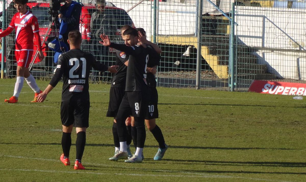 7 informații de la FC Buzău - Dinamo 2-2 » Burcă a dialogat cu un suporter: „Cu FCSB, tată, nu cu Steaua!”, ce a pățit decarul „câinilor” + Mihalcea, nemulțumit de atitudine