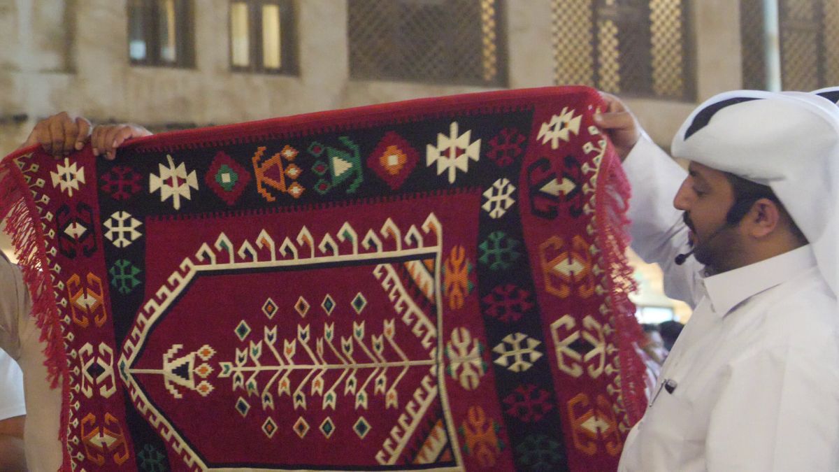 Echipa GSP deplasată în Qatar a participat la o licitație în stil arab » Ce au descoperit jurnaliștii: o colecție senzațională, chiar și un timbru românesc