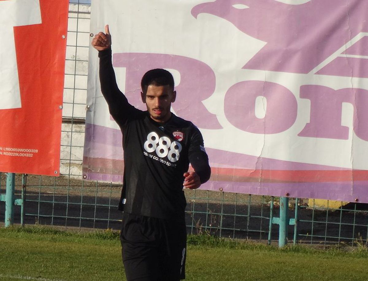 7 informații de la FC Buzău - Dinamo 2-2 » Burcă a dialogat cu un suporter: „Cu FCSB, tată, nu cu Steaua!”, ce a pățit decarul „câinilor” + Mihalcea, nemulțumit de atitudine