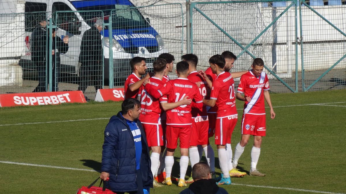 7 informații de la FC Buzău - Dinamo 2-2 » Burcă a dialogat cu un suporter: „Cu FCSB, tată, nu cu Steaua!”, ce a pățit decarul „câinilor” + Mihalcea, nemulțumit de atitudine