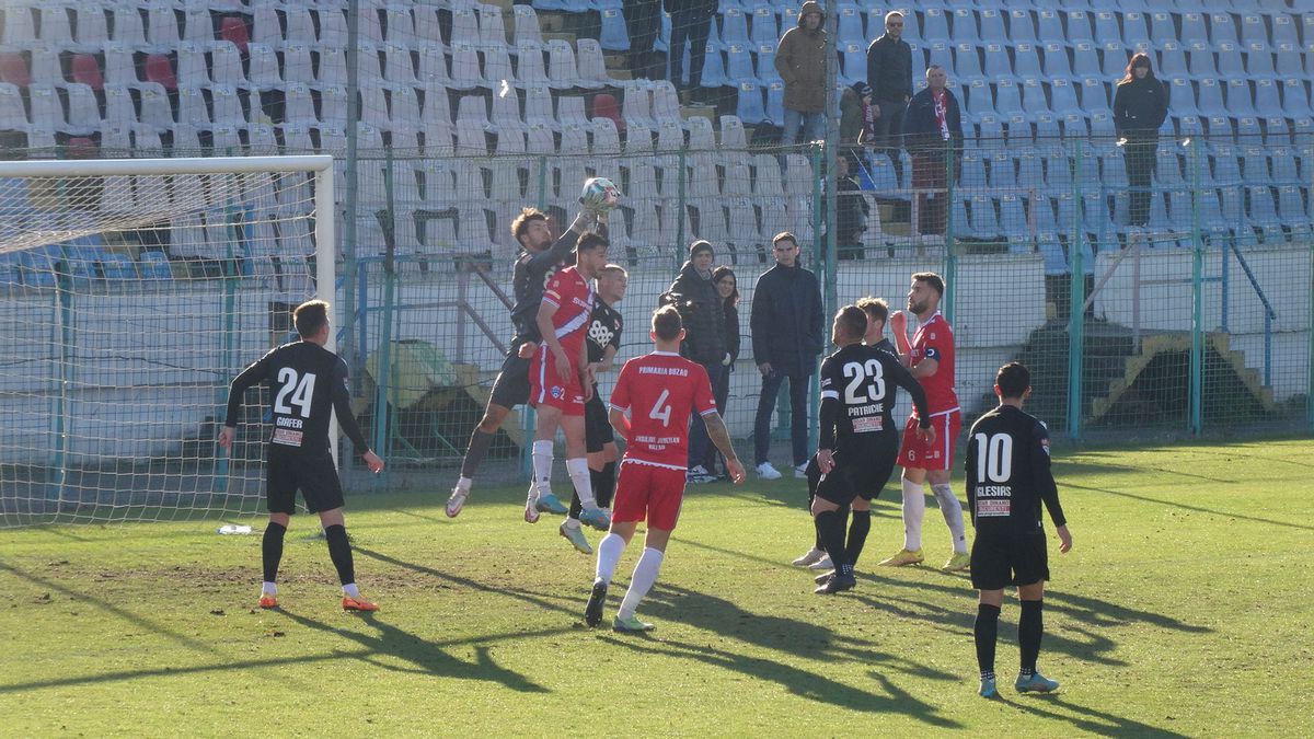 7 informații de la FC Buzău - Dinamo 2-2 » Burcă a dialogat cu un suporter: „Cu FCSB, tată, nu cu Steaua!”, ce a pățit decarul „câinilor” + Mihalcea, nemulțumit de atitudine