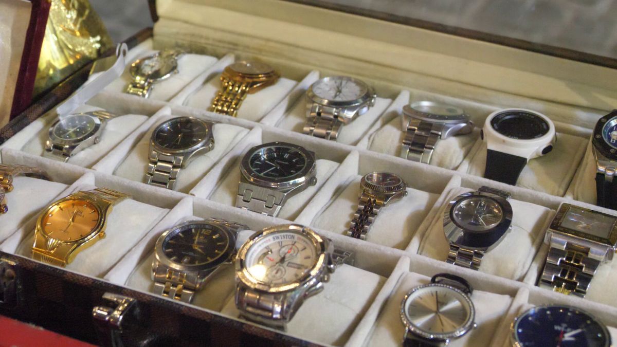 Echipa GSP deplasată în Qatar a participat la o licitație în stil arab » Ce au descoperit jurnaliștii: o colecție senzațională, chiar și un timbru românesc