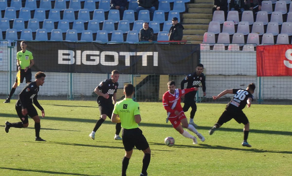 7 informații de la FC Buzău - Dinamo 2-2 » Burcă a dialogat cu un suporter: „Cu FCSB, tată, nu cu Steaua!”, ce a pățit decarul „câinilor” + Mihalcea, nemulțumit de atitudine