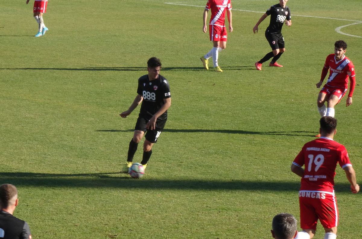 7 informații de la FC Buzău - Dinamo 2-2 » Burcă a dialogat cu un suporter: „Cu FCSB, tată, nu cu Steaua!”, ce a pățit decarul „câinilor” + Mihalcea, nemulțumit de atitudine