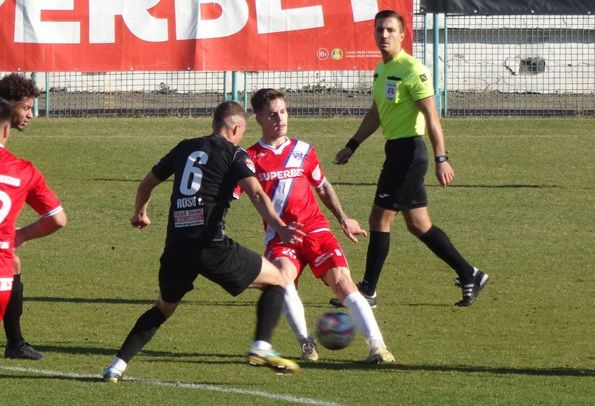 7 informații de la FC Buzău - Dinamo 2-2 » Burcă a dialogat cu un suporter: „Cu FCSB, tată, nu cu Steaua!”, ce a pățit decarul „câinilor” + Mihalcea, nemulțumit de atitudine