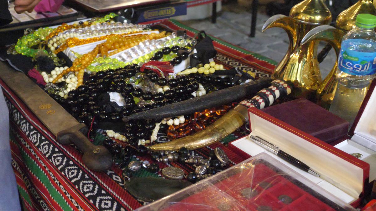 Echipa GSP deplasată în Qatar a participat la o licitație în stil arab » Ce au descoperit jurnaliștii: o colecție senzațională, chiar și un timbru românesc