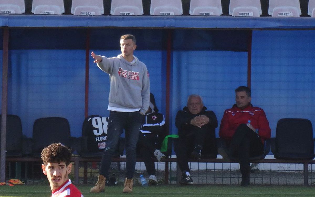 7 informații de la FC Buzău - Dinamo 2-2 » Burcă a dialogat cu un suporter: „Cu FCSB, tată, nu cu Steaua!”, ce a pățit decarul „câinilor” + Mihalcea, nemulțumit de atitudine