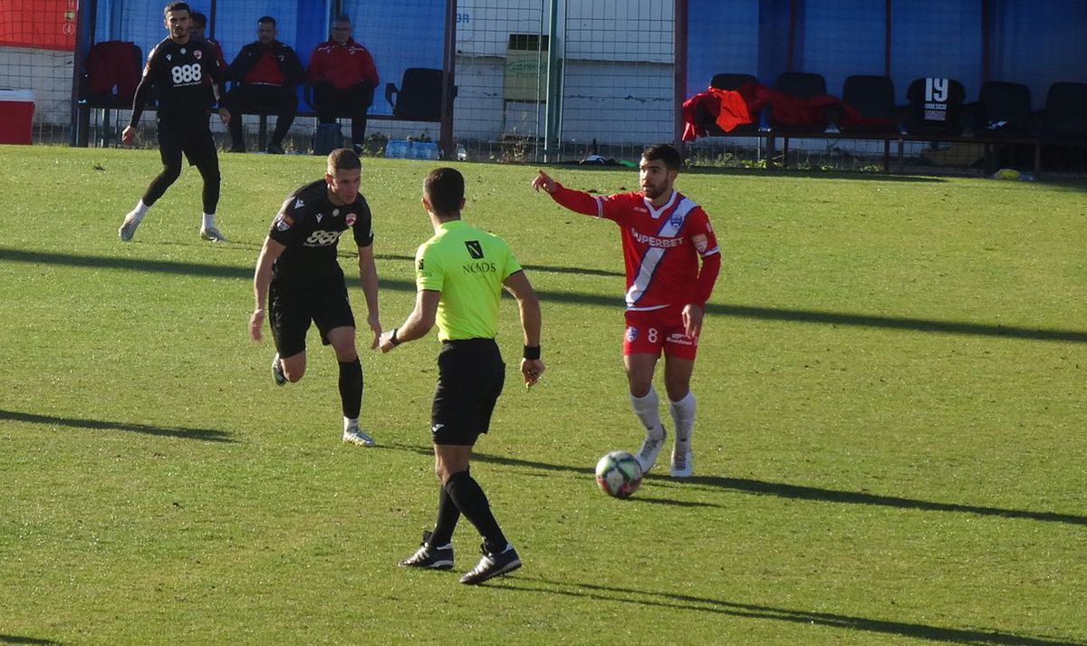 7 informații de la FC Buzău - Dinamo 2-2 » Burcă a dialogat cu un suporter: „Cu FCSB, tată, nu cu Steaua!”, ce a pățit decarul „câinilor” + Mihalcea, nemulțumit de atitudine