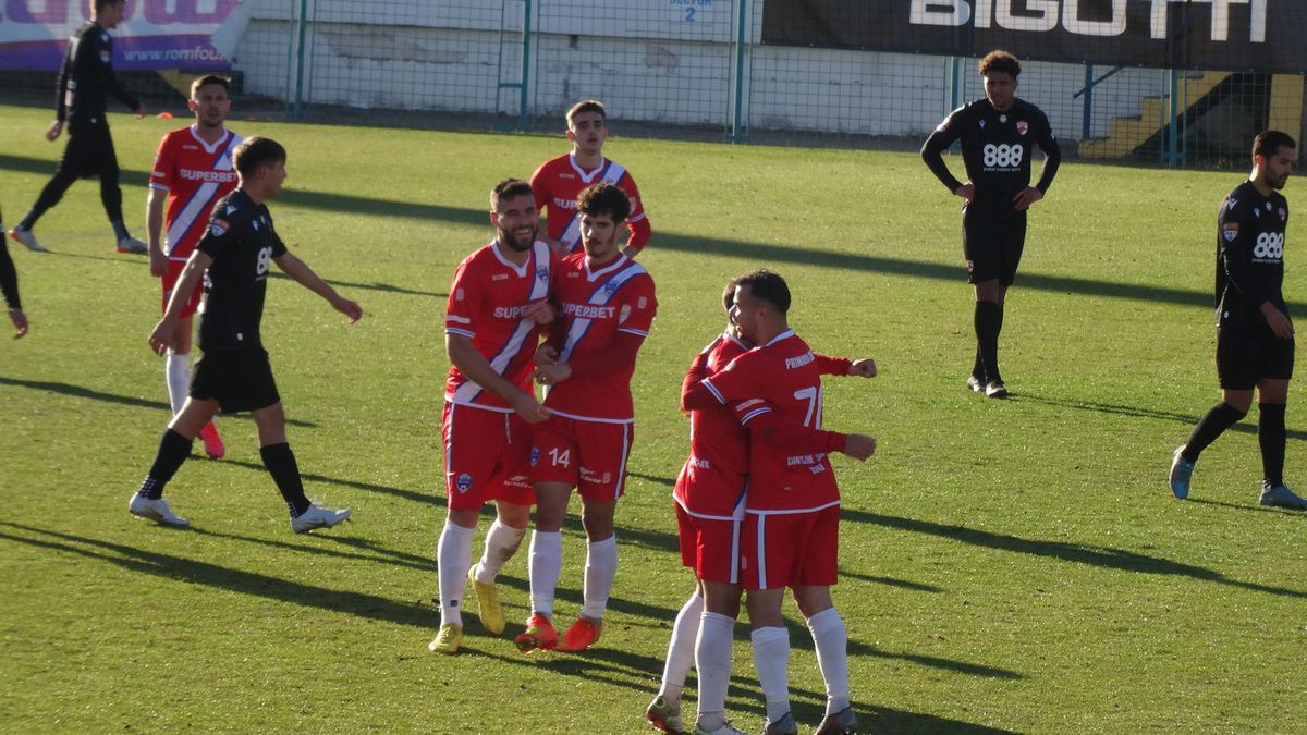 7 informații de la FC Buzău - Dinamo 2-2 » Burcă a dialogat cu un suporter: „Cu FCSB, tată, nu cu Steaua!”, ce a pățit decarul „câinilor” + Mihalcea, nemulțumit de atitudine