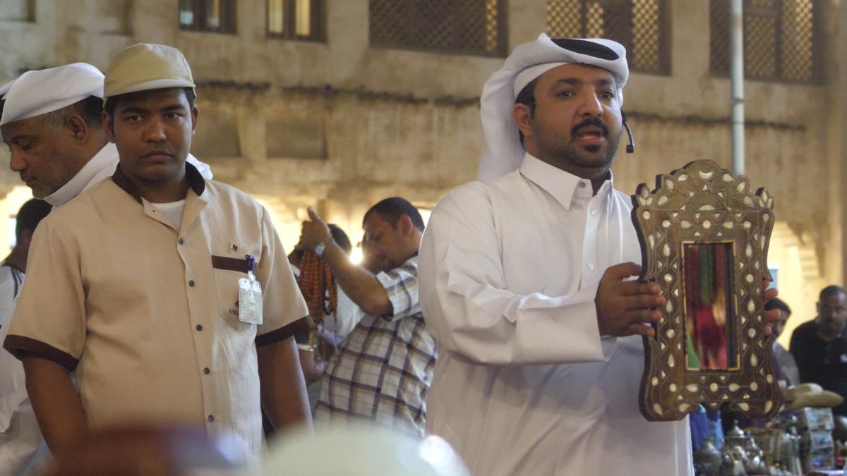 Echipa GSP deplasată în Qatar a participat la o licitație în stil arab » Ce au descoperit jurnaliștii: o colecție senzațională, chiar și un timbru românesc