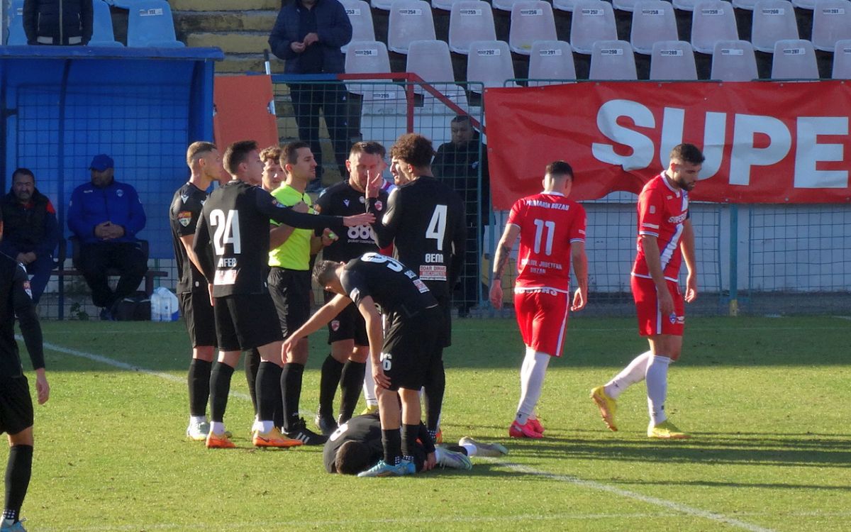 7 informații de la FC Buzău - Dinamo 2-2 » Burcă a dialogat cu un suporter: „Cu FCSB, tată, nu cu Steaua!”, ce a pățit decarul „câinilor” + Mihalcea, nemulțumit de atitudine