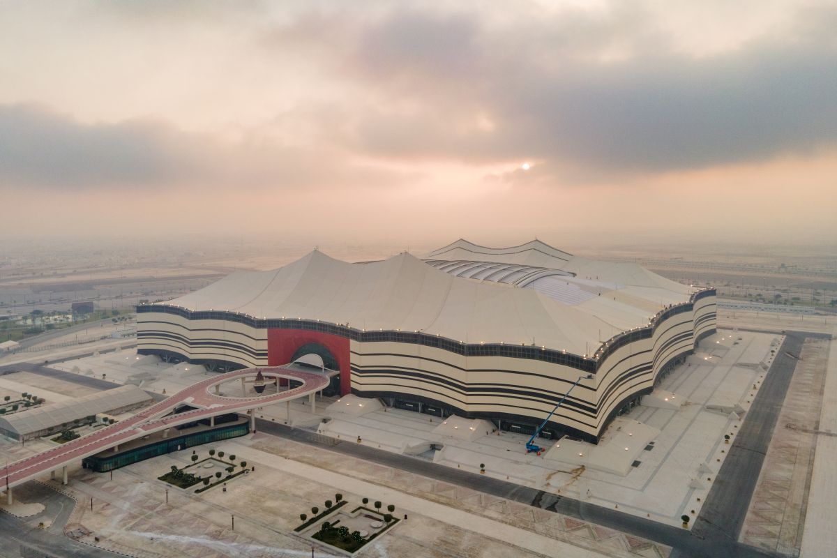 Aici se dă startul în Qatar: stadionul în formă de cort de beduini e gazda primului meci al Cupei Mondiale