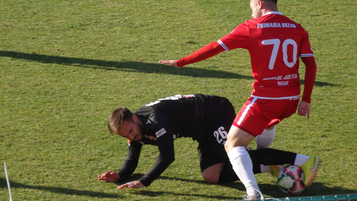 7 informații de la FC Buzău - Dinamo 2-2 » Burcă a dialogat cu un suporter: „Cu FCSB, tată, nu cu Steaua!”, ce a pățit decarul „câinilor” + Mihalcea, nemulțumit de atitudine