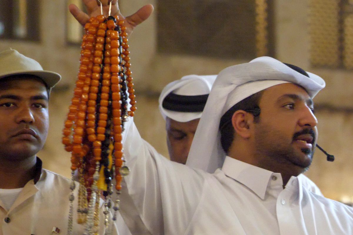 Echipa GSP deplasată în Qatar a participat la o licitație în stil arab » Ce au descoperit jurnaliștii: o colecție senzațională, chiar și un timbru românesc