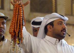 Echipa GSP deplasată în Qatar a participat la o licitație în stil arab » Ce au descoperit jurnaliștii: o colecție senzațională, chiar și un timbru românesc!