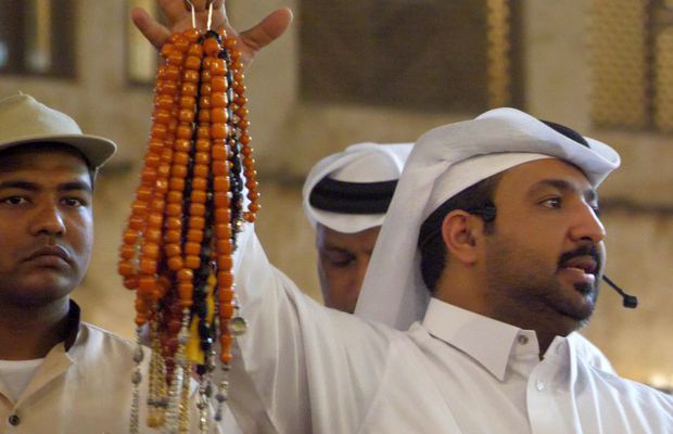 Echipa GSP deplasată în Qatar a participat la o licitație în stil arab » Ce au descoperit jurnaliștii: o colecție senzațională, chiar și un timbru românesc