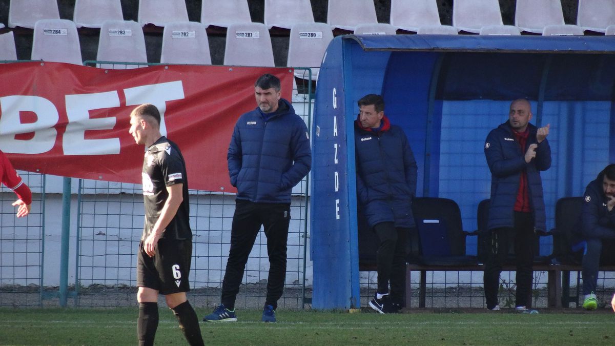 7 informații de la FC Buzău - Dinamo 2-2 » Burcă a dialogat cu un suporter: „Cu FCSB, tată, nu cu Steaua!”, ce a pățit decarul „câinilor” + Mihalcea, nemulțumit de atitudine