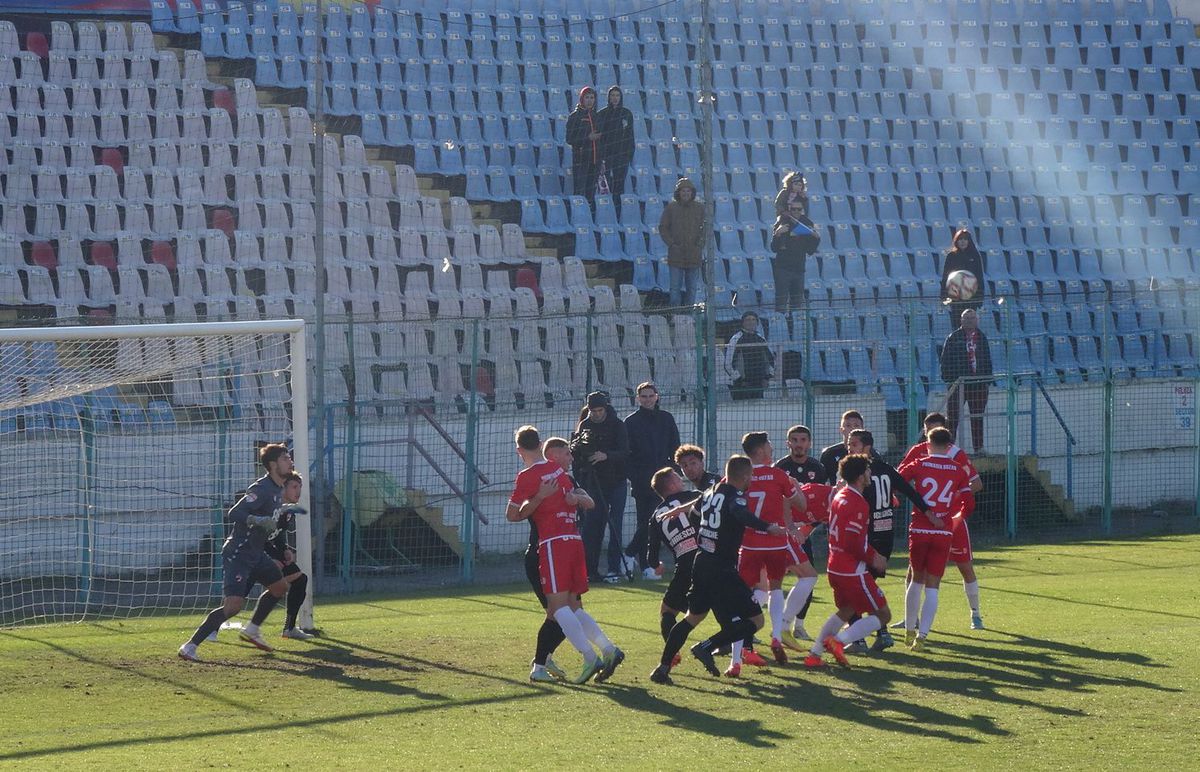 7 informații de la FC Buzău - Dinamo 2-2 » Burcă a dialogat cu un suporter: „Cu FCSB, tată, nu cu Steaua!”, ce a pățit decarul „câinilor” + Mihalcea, nemulțumit de atitudine