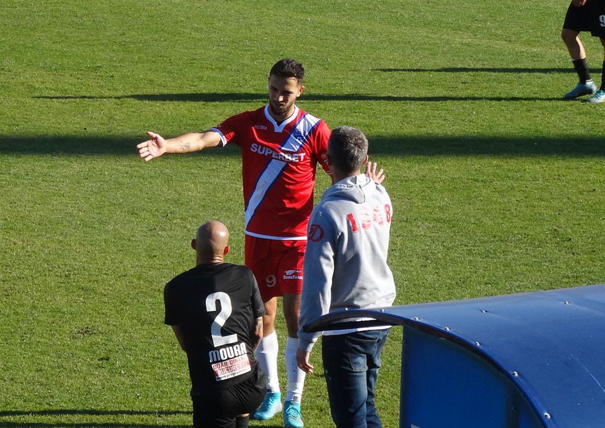 7 informații de la FC Buzău - Dinamo 2-2 » Burcă a dialogat cu un suporter: „Cu FCSB, tată, nu cu Steaua!”, ce a pățit decarul „câinilor” + Mihalcea, nemulțumit de atitudine