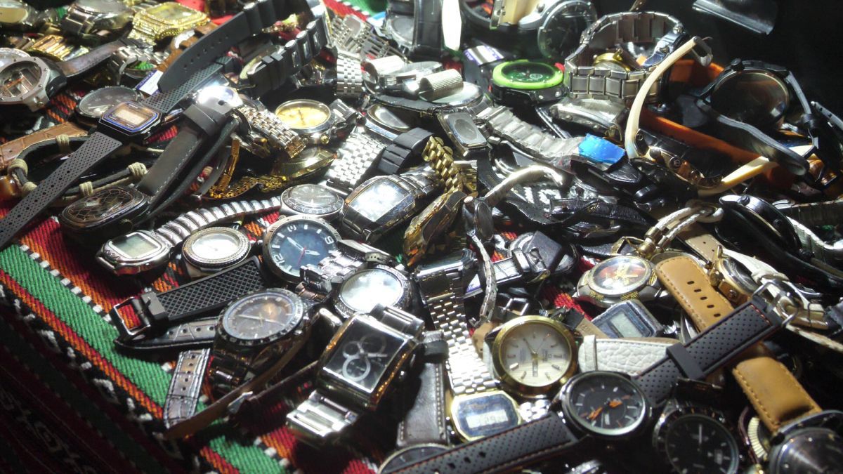 Echipa GSP deplasată în Qatar a participat la o licitație în stil arab » Ce au descoperit jurnaliștii: o colecție senzațională, chiar și un timbru românesc