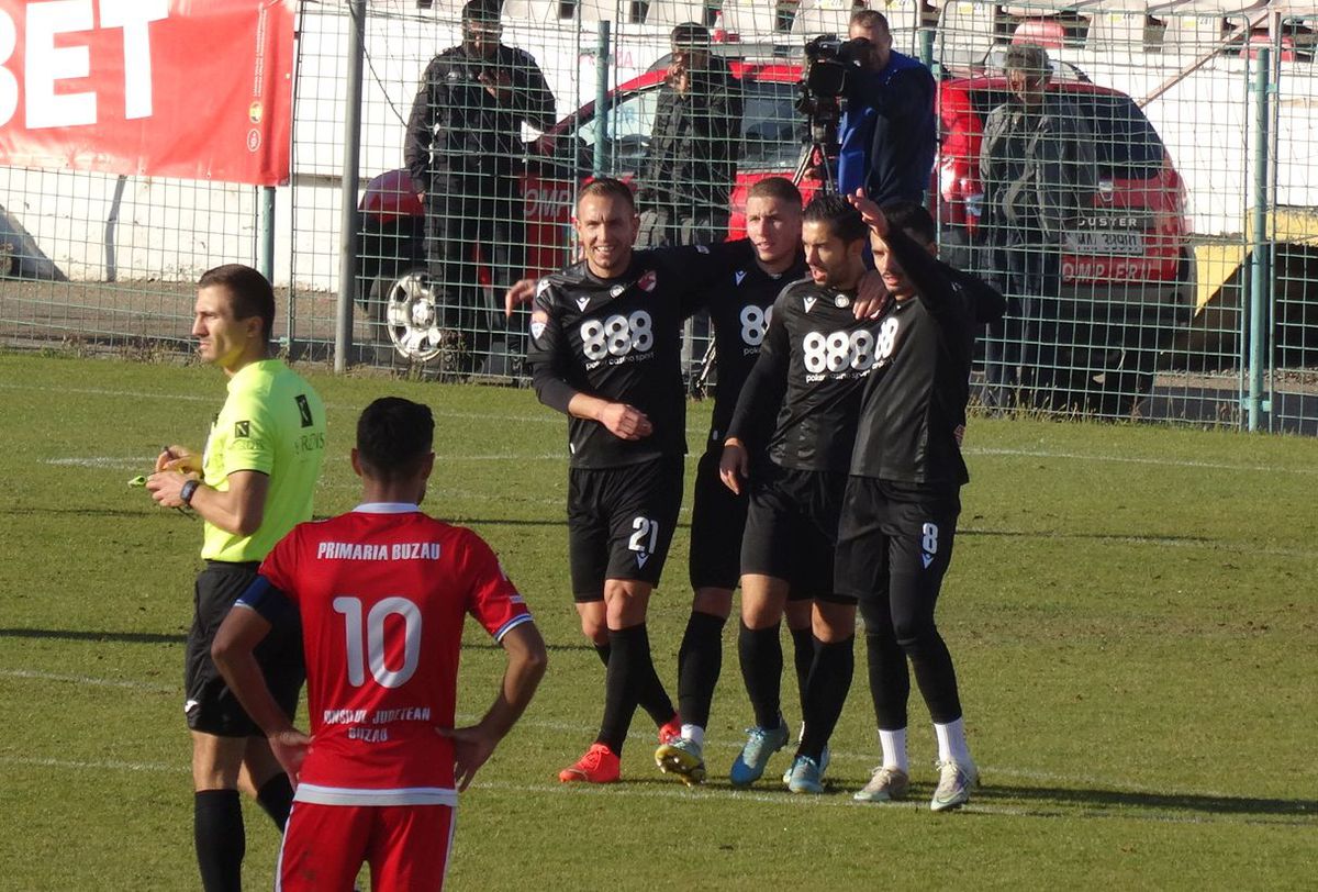 7 informații de la FC Buzău - Dinamo 2-2 » Burcă a dialogat cu un suporter: „Cu FCSB, tată, nu cu Steaua!”, ce a pățit decarul „câinilor” + Mihalcea, nemulțumit de atitudine