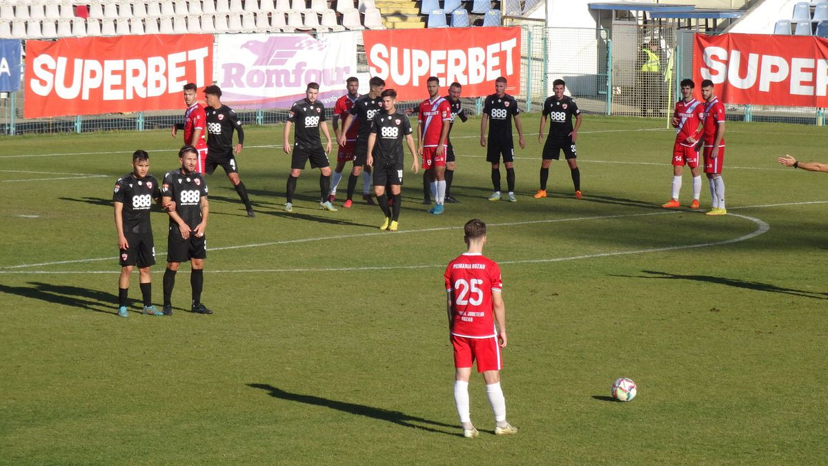 7 informații de la FC Buzău - Dinamo 2-2 » Burcă a dialogat cu un suporter: „Cu FCSB, tată, nu cu Steaua!”, ce a pățit decarul „câinilor” + Mihalcea, nemulțumit de atitudine