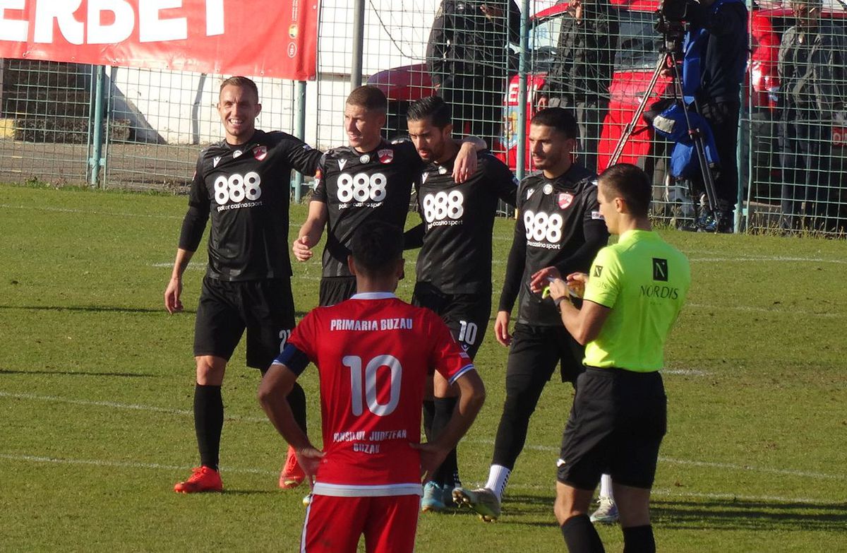 7 informații de la FC Buzău - Dinamo 2-2 » Burcă a dialogat cu un suporter: „Cu FCSB, tată, nu cu Steaua!”, ce a pățit decarul „câinilor” + Mihalcea, nemulțumit de atitudine