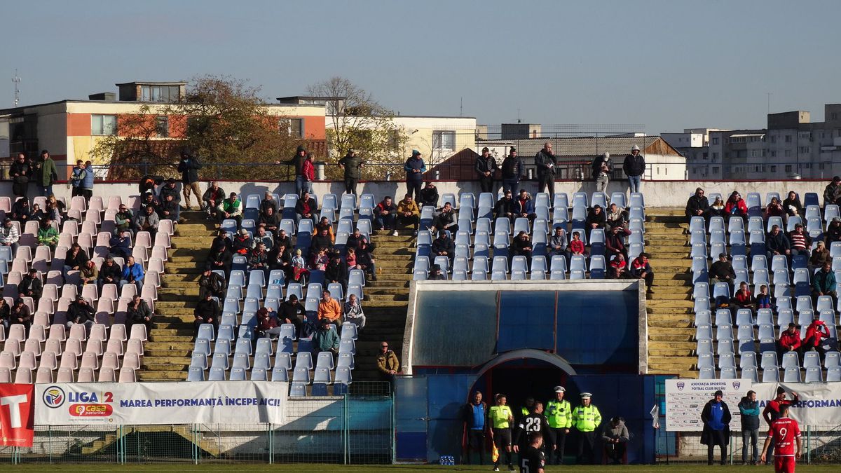 7 informații de la FC Buzău - Dinamo 2-2 » Burcă a dialogat cu un suporter: „Cu FCSB, tată, nu cu Steaua!”, ce a pățit decarul „câinilor” + Mihalcea, nemulțumit de atitudine