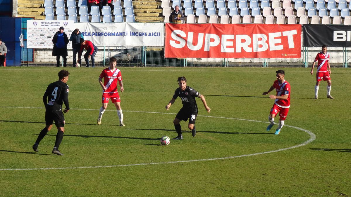 7 informații de la FC Buzău - Dinamo 2-2 » Burcă a dialogat cu un suporter: „Cu FCSB, tată, nu cu Steaua!”, ce a pățit decarul „câinilor” + Mihalcea, nemulțumit de atitudine