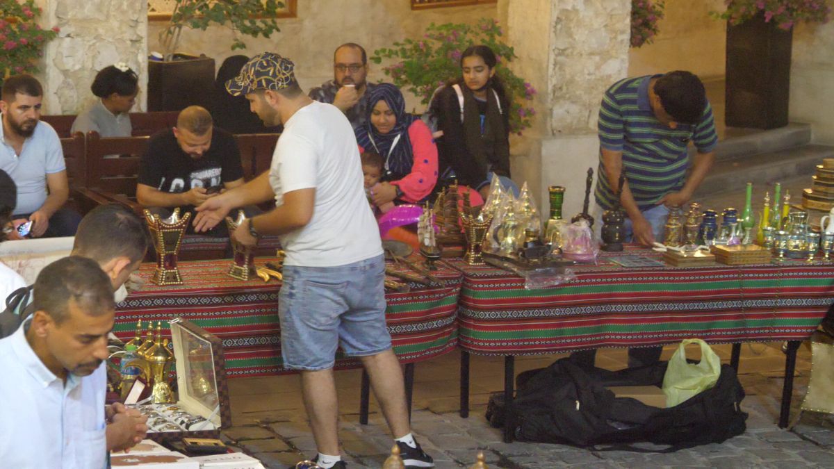 Echipa GSP deplasată în Qatar a participat la o licitație în stil arab » Ce au descoperit jurnaliștii: o colecție senzațională, chiar și un timbru românesc