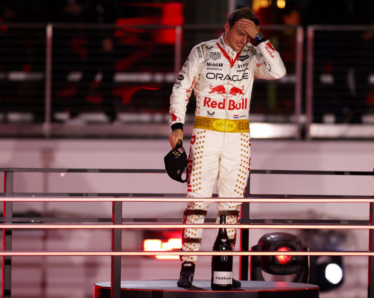 Max Verstappen și Sergio Perez, pe podium la Las Vegas în costume inspirate de ținutele lui Elvis Presley